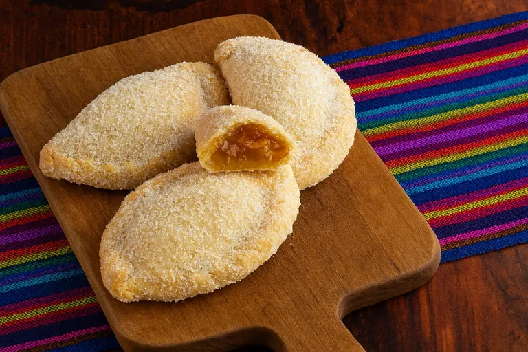 Empanadas dulces de piña, manzana y zarzamora para mesas de postres en eventos y taquizas